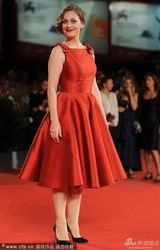 组图：《暴力小姐》首映 伊莱尼和导演暧昧对视