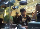 组图：周杰伦杭州“鉴宝” 戴黑框眼镜潮装有型