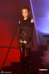 幻灯图：容祖儿露肩礼服帅气 阿Sa(蔡卓妍)颁奖礼上露笑容