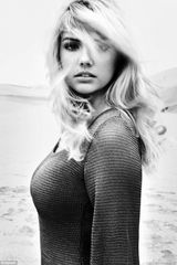 组图：抖奶超模最新写真曝光 深V爆乳野性十足