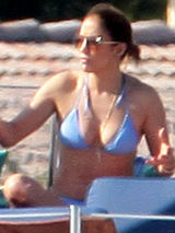 组图：洛佩兹举家坐游艇度假 裹浴巾秀丰满半球