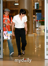 幻灯图：Rain美国获奖归来 8日下午返回韩国 