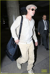 组图：布拉德皮特独自现身 贝雷帽配黑超帅气