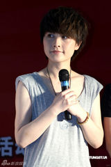 幻灯图：“内地造星教父”出书 陈子嘟称新秀缺内涵