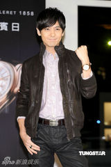 幻灯图：林志颖走秀帅气登台 为人父坦言不再恋跑车