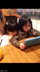 组图：王诗龄拍照扮小恶魔 Kimi变身超人