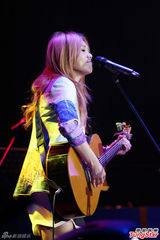 组图：蔡健雅抱吉他飙歌 压轴免费宣传新歌