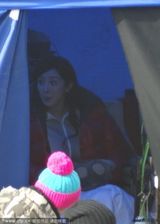 组图：帐篷内挺肚嚼橙子 杨幂表情雷人露囧相