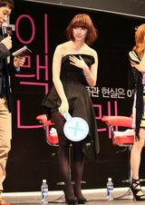 高清组图：尹恩惠宣传《黑色礼服》 四女星性感抢眼