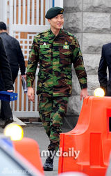 组图：韩国演员李东健结束兵役正式回归演艺圈