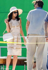 组图：林赛-罗韩豹纹比基尼现身片场