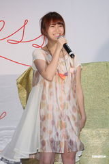 组图：萧敬腾助阵邓福如签唱会现场送大礼