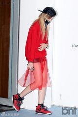 组图：韩团missA&BlockB成员出席品牌时装展