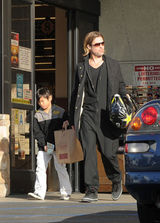 组图：皮特骑帅气摩托带养子帕克斯杂货店购物