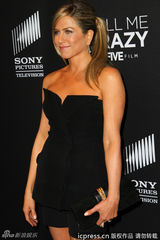 组图：安妮斯顿红毯捂肚 膀大腰圆再传怀双胞胎