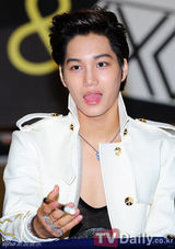 组图：EXO-K成员KAI迎接二十岁成人礼