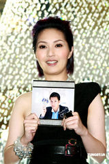 高清：杨千嬅出席活动身材丰腴 老公送浪漫礼物