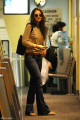 组图：阿汤嫂凯蒂-赫尔姆斯外出看医生素颜憔悴