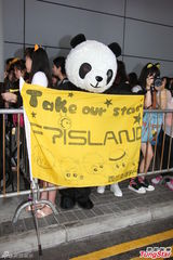 组图：韩国乐队FTISLAND抵港 成员疲惫频打呵欠