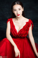 组图：高洋时尚大片红色长裙冷艳高贵