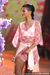 组图：蕾哈娜透视内衣性感献唱维多利亚秀