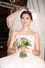 组图：吴千语丁乐锶湾仔婚纱展走秀