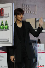 组图：李敏镐频繁抵沪捞金 再现继承者造型