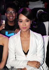 组图：朱丹发布会穿白西装露bra 俯身险走光