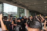 组图：韩庚到港引过百粉丝骚动 态度亲切保安护驾