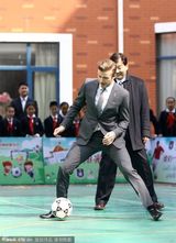 组图：小贝参观史家胡同小学 现场学书法写名