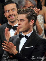 组图：埃夫隆库萨克等现身《报童》红毯