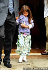 组图：小苏瑞飘逸长裙探班老爸克鲁斯