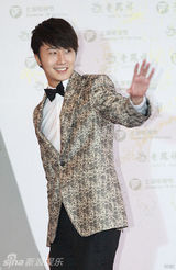 组图：韩星丁一宇亮相白玉兰奖红毯