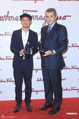 组图：余文乐出席品牌开幕仪式 获赠特别版鳄鱼皮鞋