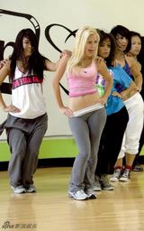 幻灯图集：海蒂-蒙塔格穿露脐装练舞