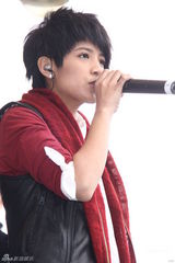 组图：曾静玟开专辑改版签名会 赠歌迷爱心高丽菜