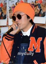 组图：高耀太复古装宣传17周年专辑《1999》