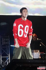 组图：陈冠希上海火热开唱 衣着随意嘻哈范儿