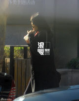 独家：李湘素颜外出车内啃三明治
