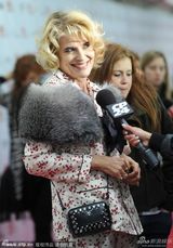 组图：《美好的时光》首映 阿尔丹搭貂皮显贵气