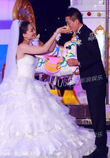 组图：孙茜婚礼内场 孙茜下跪给家长奉茶