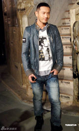 组图：黄晓明范逸臣出席派对 潮范十足尽显型男本色