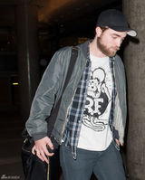 组图：罗伯特-帕丁森街拍LOOK穿着随意胡子拉碴