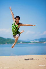 组图：白健恩自嘲裸照没人看 愿为慈善全裸上阵