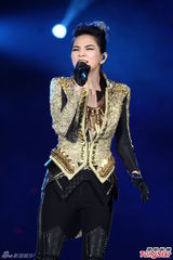 组图：S.H.E秀磅礡鼓技 压轴扛台北跨年