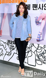 组图：朴信惠出席签名会 牛仔衬衣展干练风