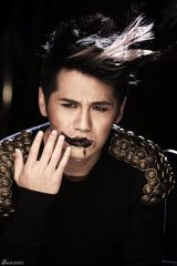 高清组图：曹格MV半裸上阵 小丑妆演绎灰暗心情