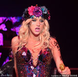 组图：钱妞个唱造型如原始人 头顶花环深V火辣