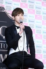 高清组图：东方神起巡演启动 首尔站亮相西装帅气