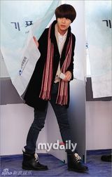 组图：众韩星积极参与总统票选 晒个性认证照